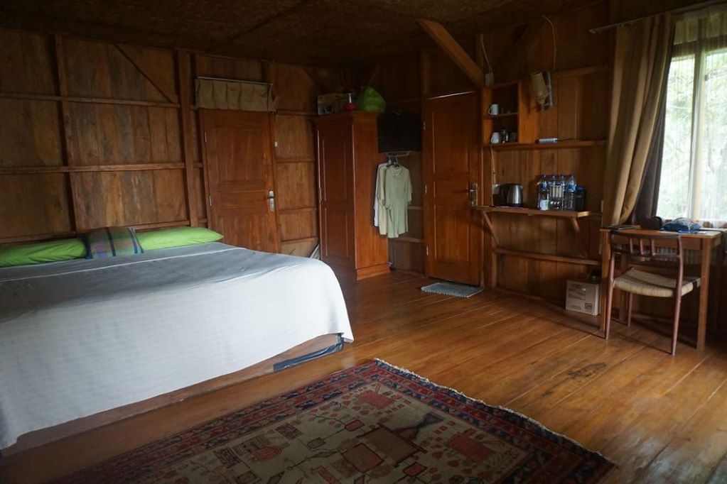 Kingsized bed at Manggis Jungle Lodge, Vila Botani